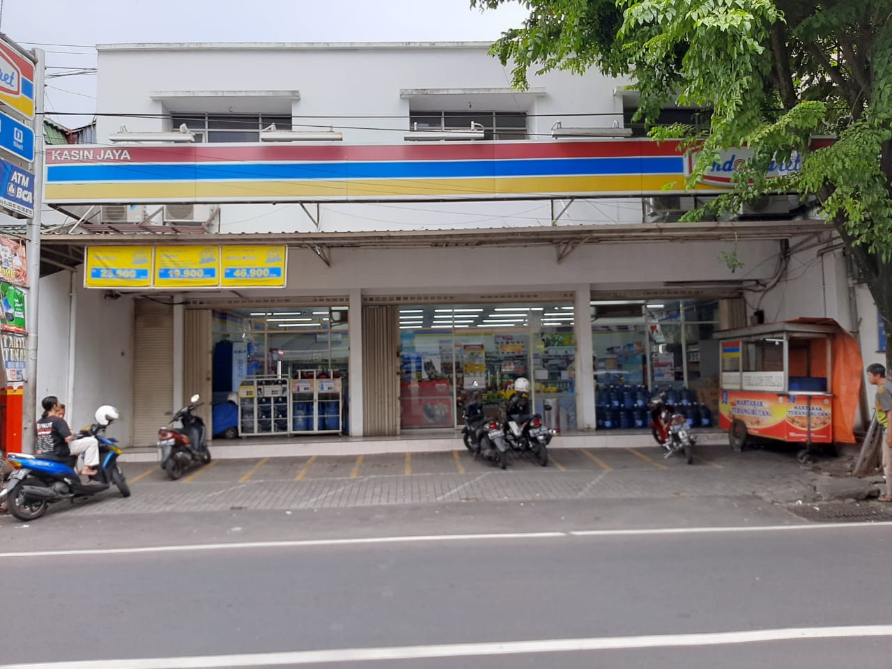 Indomaret Raya Karang Tengah: Pusat Belanja Harian yang Tak Pernah Tidur